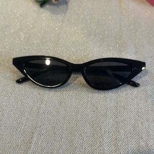 Chic Black Cat-Eye Sunglasses